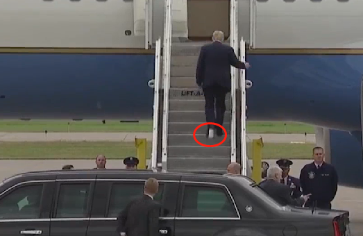 特朗普脚上沾着厕所卫生纸登上空军一号(图)