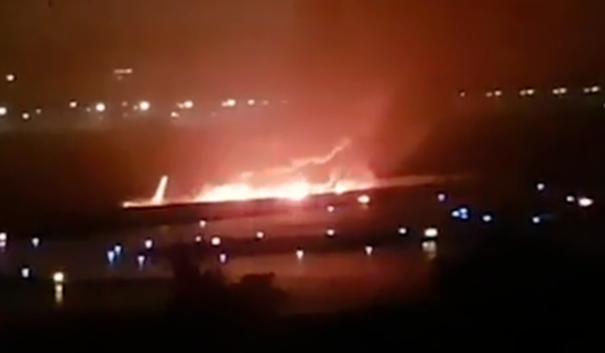 俄一客机降落时起火 飞机被火焰吞没