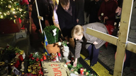 实拍：默克尔访问去年遭遇袭击的圣诞市场