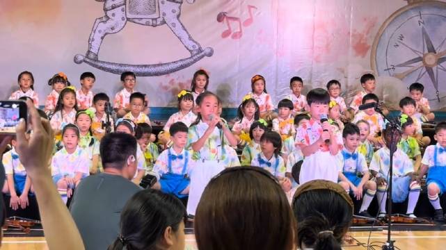 陈小春小儿子幼儿园毕业，英文主持毕业典礼，表现得很棒！