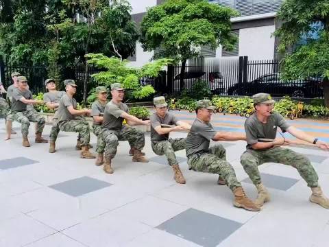兵哥哥跟幼儿园小朋友比赛拔河,可爱的人输的都那么可爱