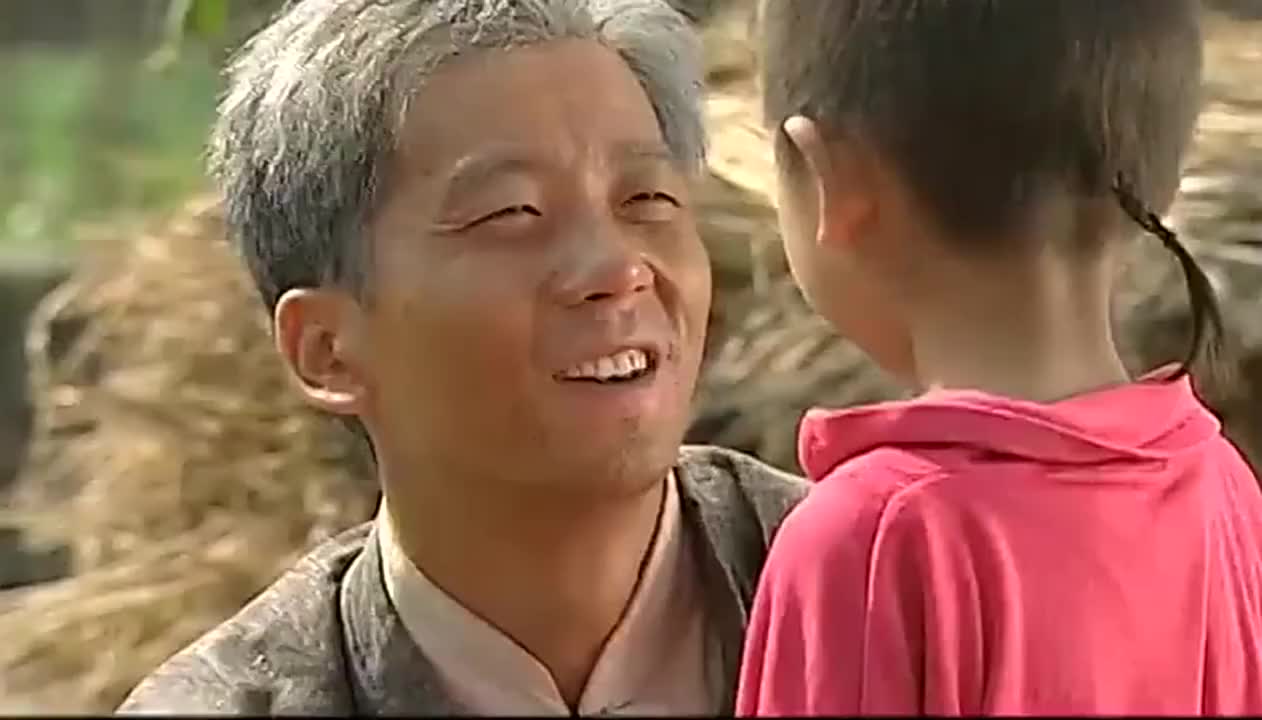 苦根跟福贵割稻子,福贵坐下休息,苦根竟担心福贵压坏稻子