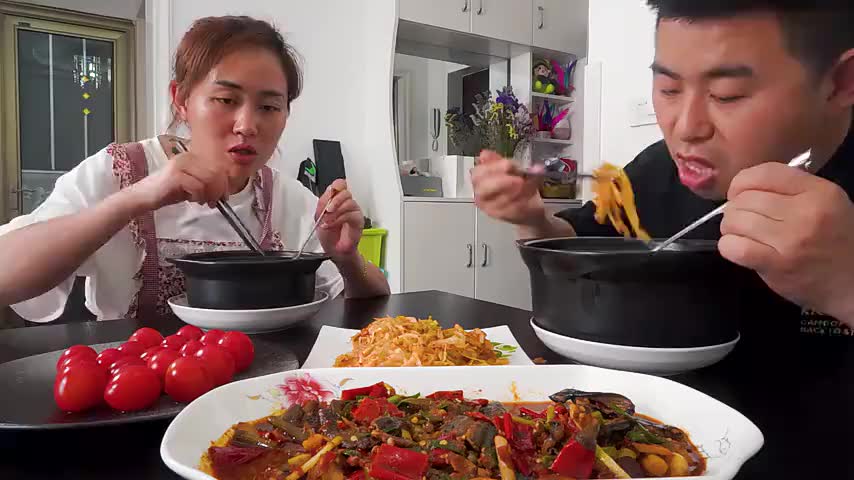 三斤米线两斤鳝鱼,超小厨做泡椒鳝鱼砂锅米线,一人一锅吃安逸