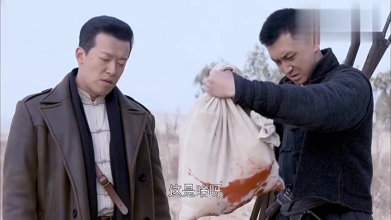 地雷战:鬼子进村偷地雷,小黑拿枪对峙,怎料叛徒背后方放黑枪