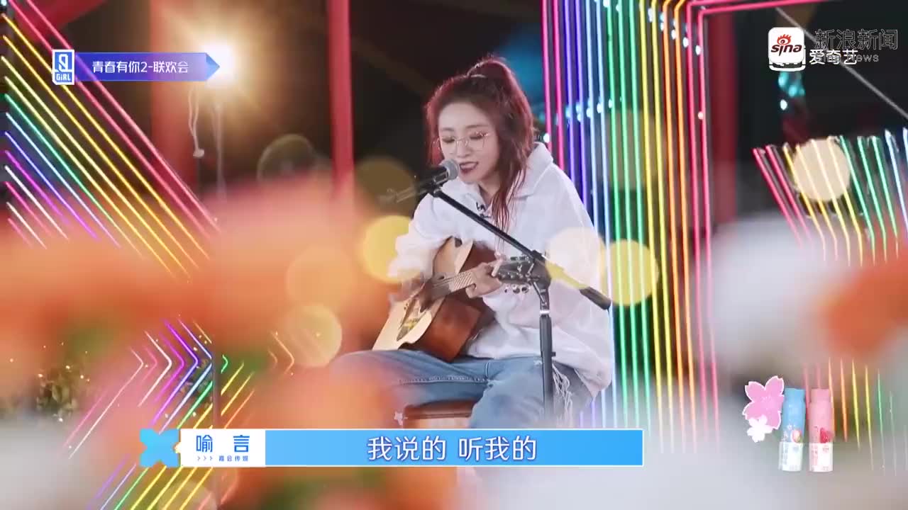 姐姐为患有唐氏综合征的弟弟弹吉他唱歌