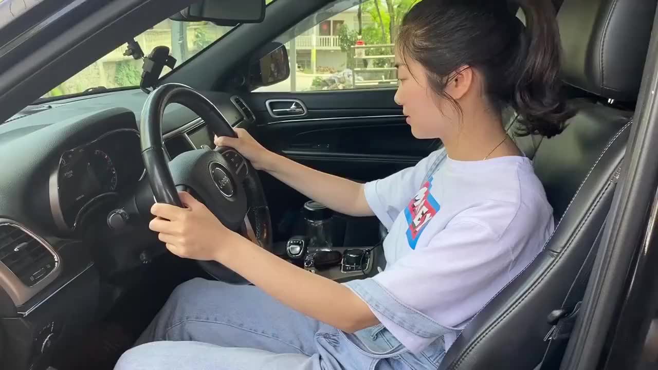 张蓝心狂秀大长腿,豪车底盘表演一字马!