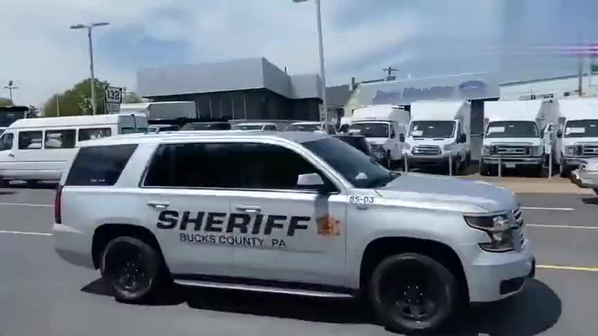 治安官驾驶萨博班警车霸气出警使用机枪警笛