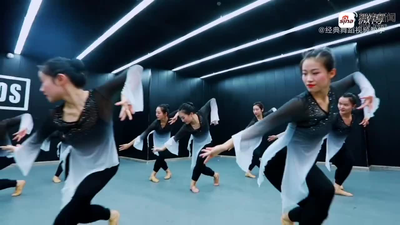 舞蹈老师完美演绎了华彩中国舞1级2节《饼干圆圆》,动作简单易学