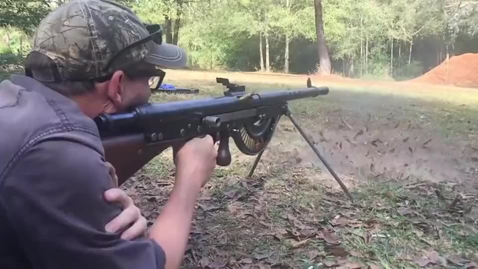 少见的布雷达30轻机枪,供弹方式很独特,外形有点像"歪把子"