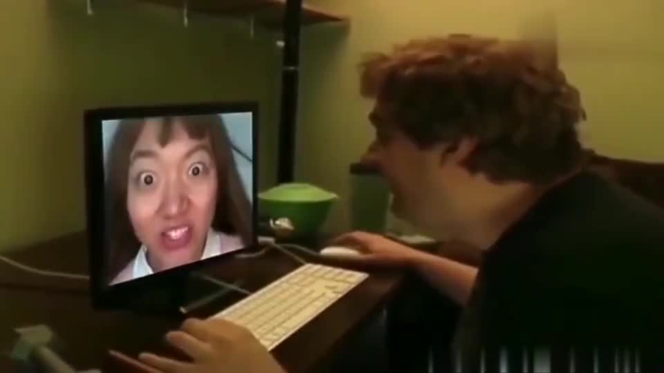 还记得那个一拳打穿显示器的胖子吗