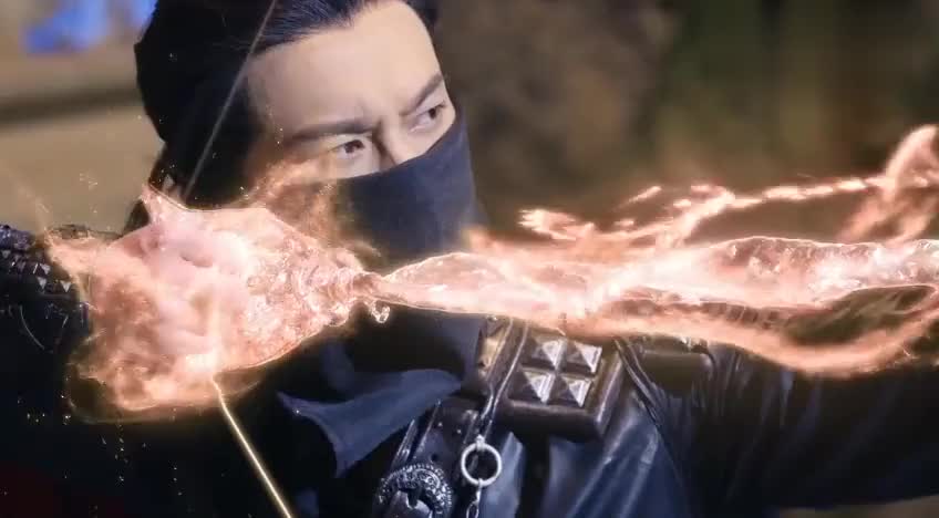 能拉开盘古弓者,便能见到死去的心上人,男子轻易拉开,见证奇迹