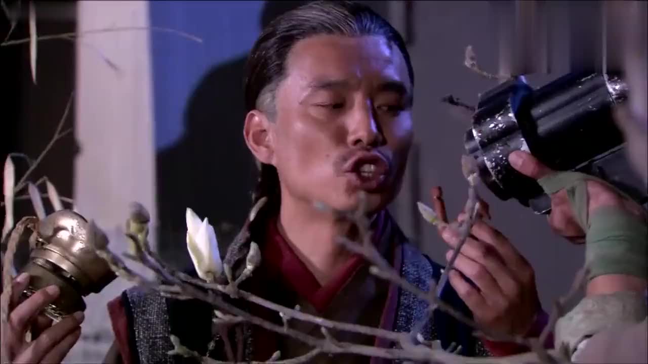龙门镖局:恭叔在闻玉兰花香,被白敬祺拿枪指着头!