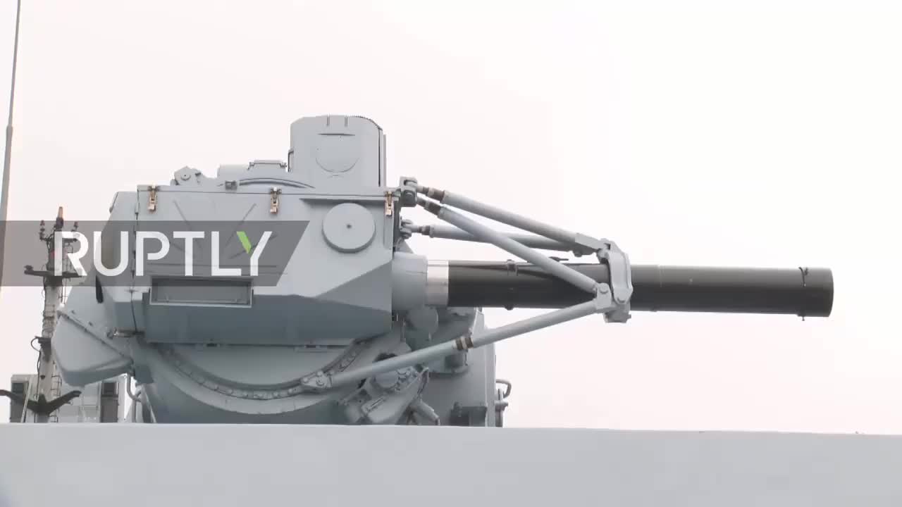 23型护卫舰mk8型4.5英寸舰炮射击时炮塔内部视频