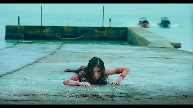 大叔正在码头拍写真,不料掉下一条美人鱼,大叔瞬间愣住赶紧拍照