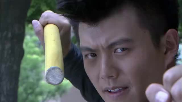 暗警:毒贩围殴卧底,卧底以一敌多,没想到毒枭女儿来救命