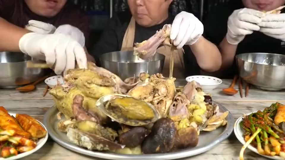 加鸡腿美女闯关我只想给摄像师疯狂加鸡腿男生女生向前冲
