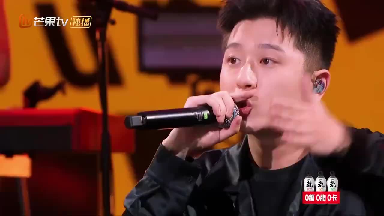 王以太演出时被一男的喷香槟?用香槟喷脸是不是太过分了?