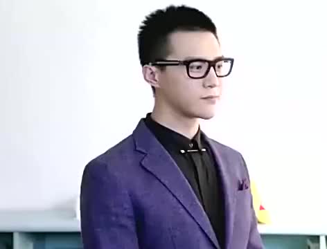 傻小强突然性情大变,竟在学校和同学打群架,结果被老师罚站!