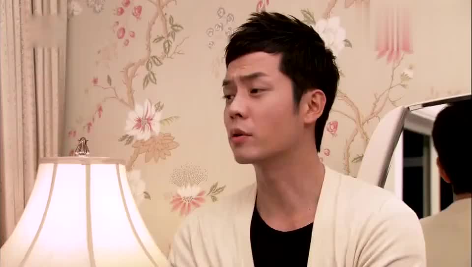 耿若尘一提到儿子表情都温柔了,海华心里不是滋味