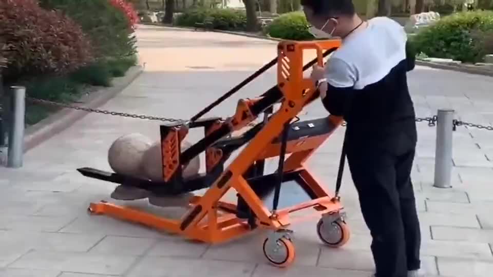 广州牛人小哥自创发明,不用油的叉车,收放路边石球轻而易举!