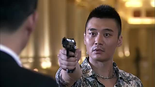 特警力量:秦朗被恐怖分子追击,逃跑之余还不忘担心顾客的安危