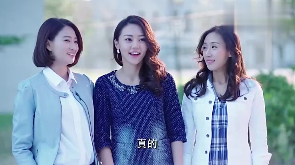 博士送倪娜回家,门前深情送上礼物,结果倪娜却躲在门后偷偷的笑