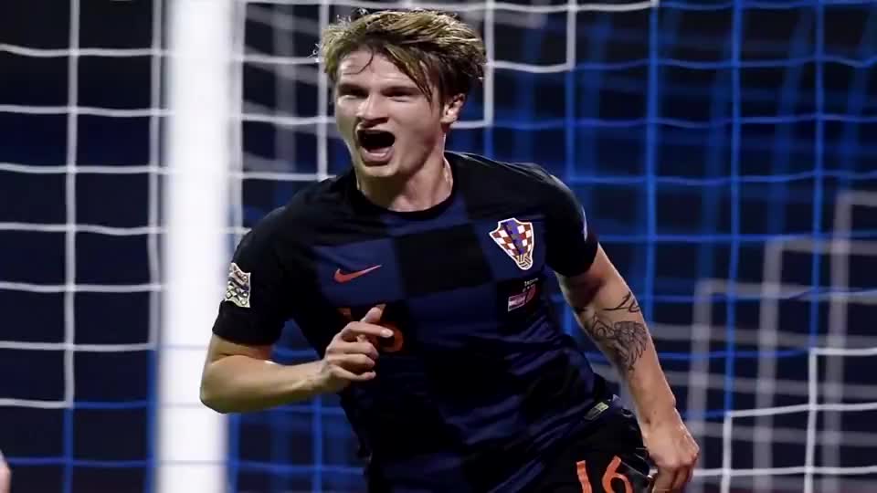 克罗地亚战警被中国小将连续出拳打倒坐地发蒙