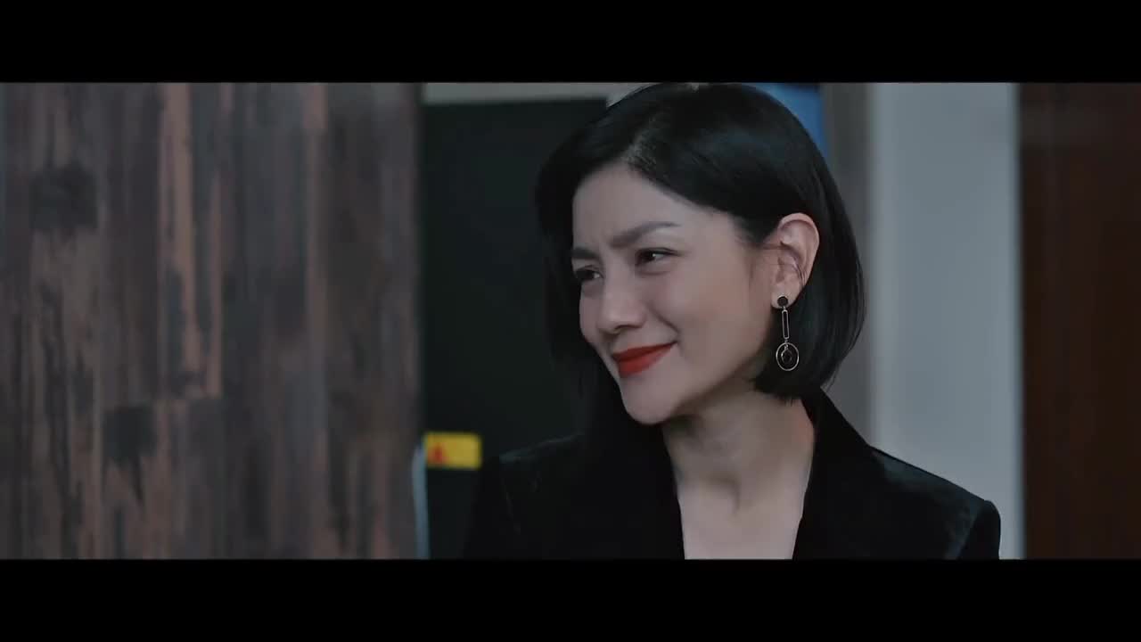 回到家后,心情低落的花姐@胡可 向大棍子@董勇演员 提出要分手