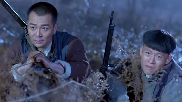 地雷战:二鬼子冒雨夜袭村庄,怎料地雷进水全失效,这下可惨了