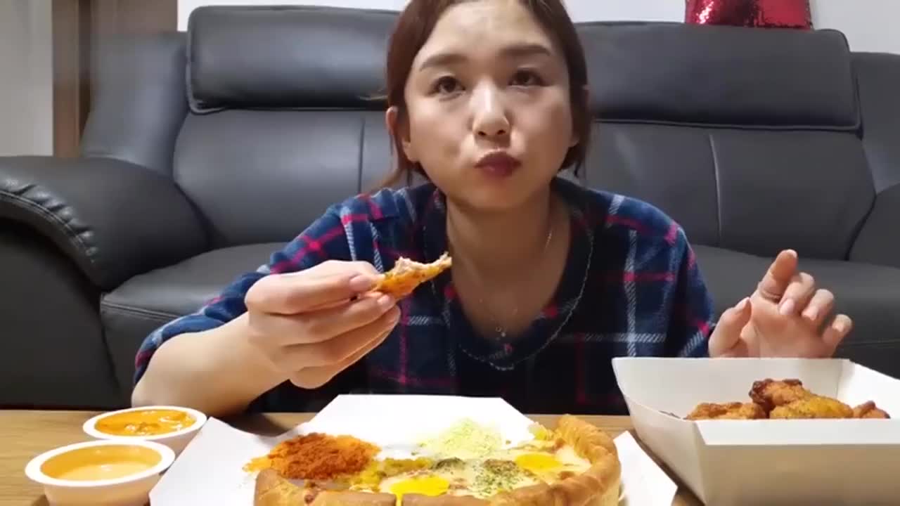 超小厨一家回城啦!晚饭炸鸡汉堡肯德基外卖,久违的味道啃着真香