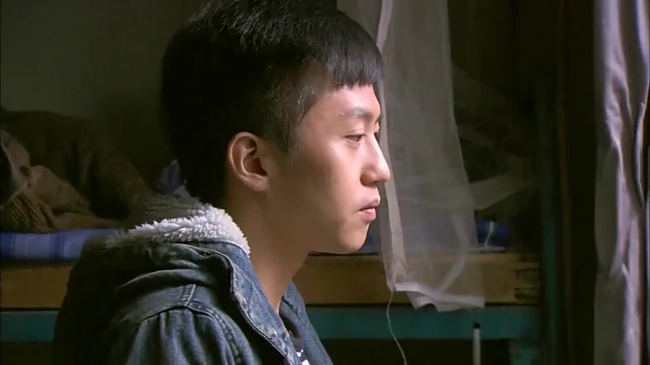 穷小伙囊中羞涩,却主动和同学平摊餐费,校花看在眼里