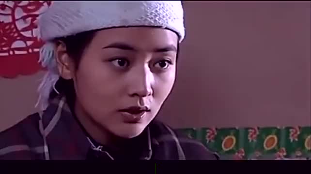 阿霞:三小好心给阿霞看脚伤,阿霞伸回脚不让三小碰