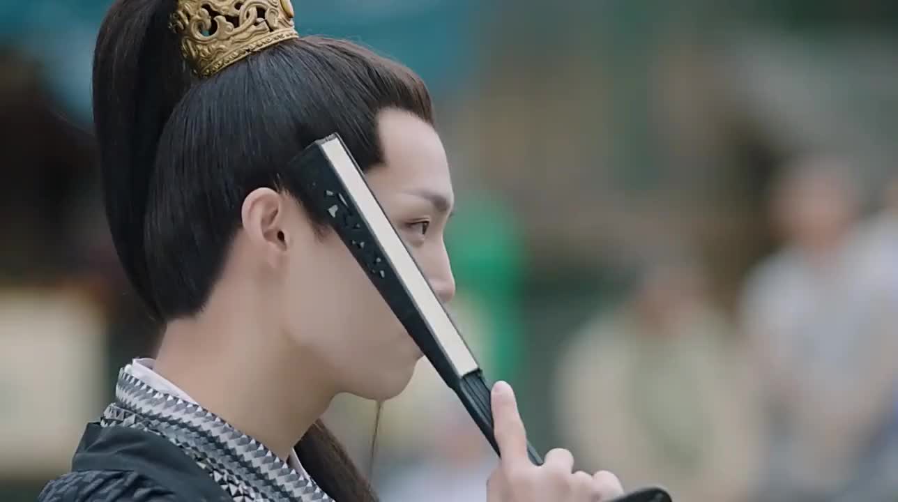 苏寻仙与白无尘当众比武,白无尘惨败,皇帝将洛菲菲输给墨染