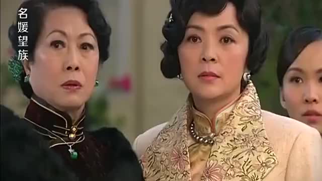 姨太太们争风吃醋,不料二姨太一出现,其他姨太太都成了空气