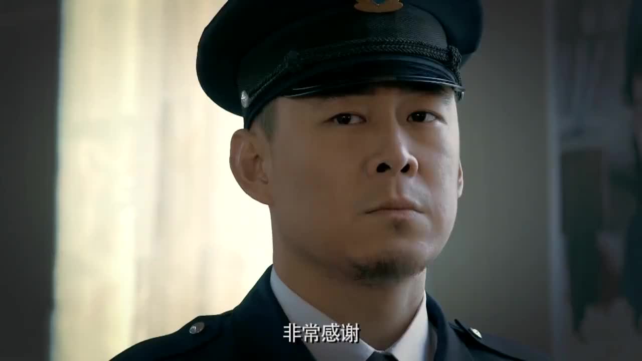 查理着急逃飞往香港,在机场乔装打扮,却还是逃不过马东的眼睛.