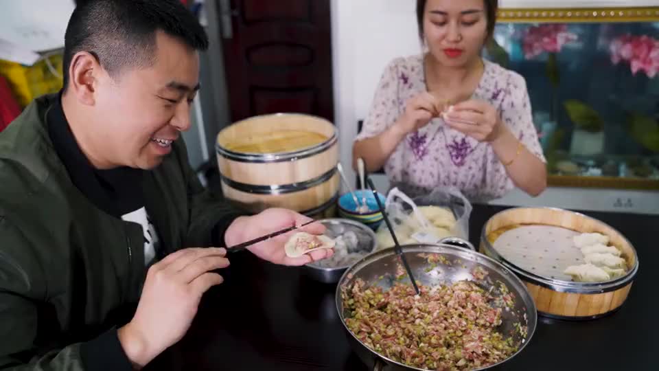 饺子还得蒸着吃!超小厨2袋虾仁1斤肉包4笼蒸饺,蘸红油一口一个