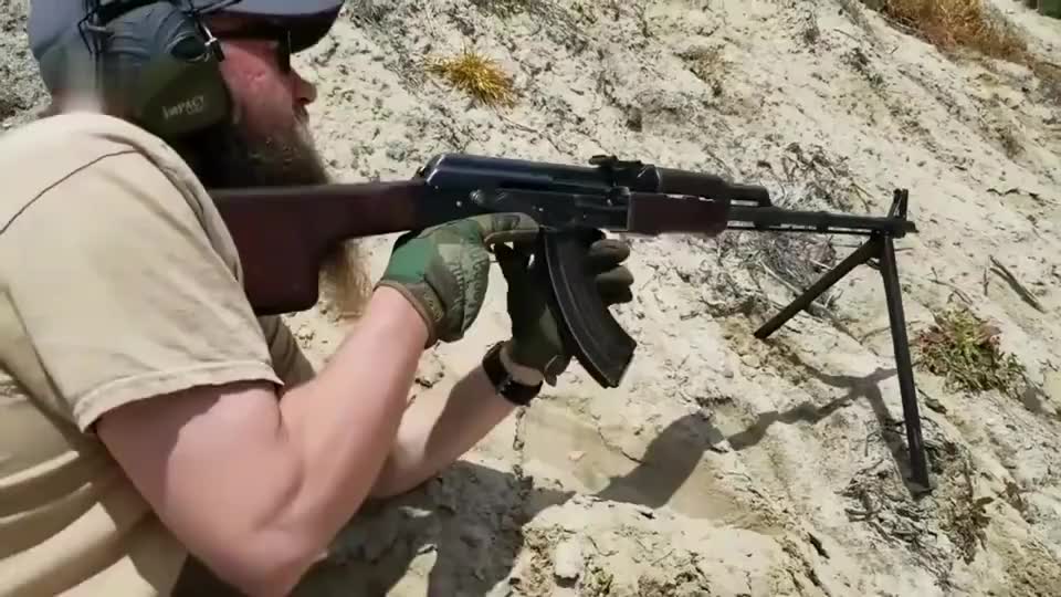 罗马尼亚rpk轻机枪,乍一看这就是一杆akm步枪