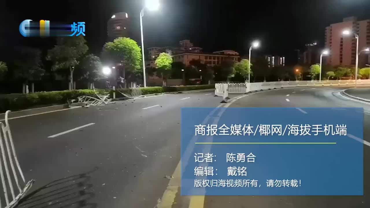 小车撞破护栏坠下十多米河道 车辆倒扣在河道 司机生命岌岌可危