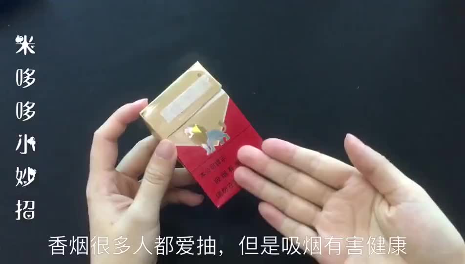 用筷子夹着香烟抽,一看就是当老大的料