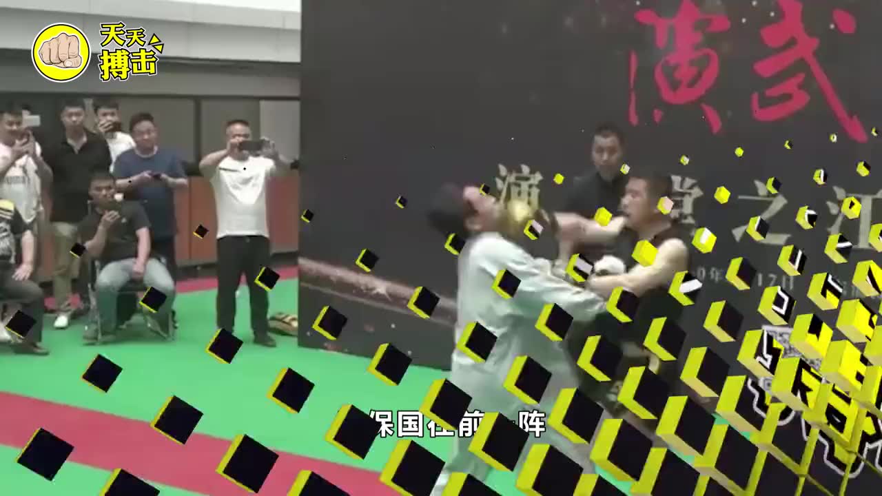 武当道长用内功劈碗,遭到全场老外嘲笑,最后结果所有人全服了