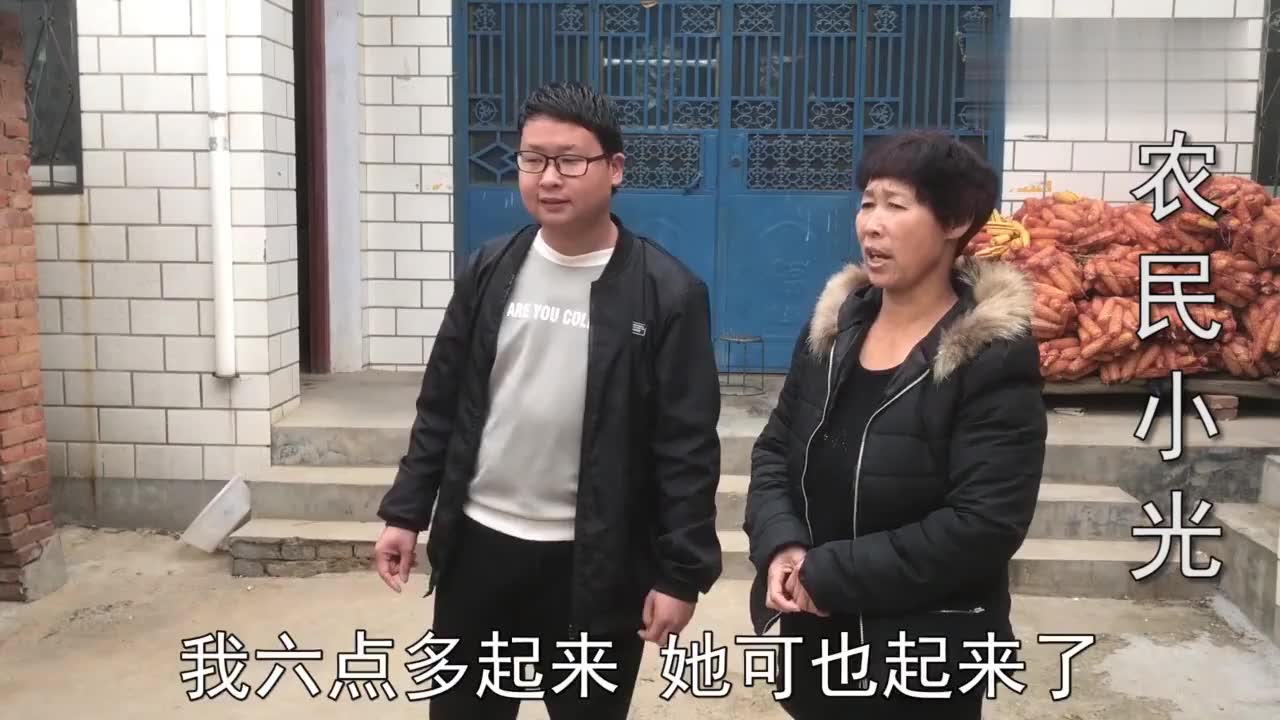 小光相亲成功后,姐姐第一次主动给小光买礼物,小光开心的像孩子