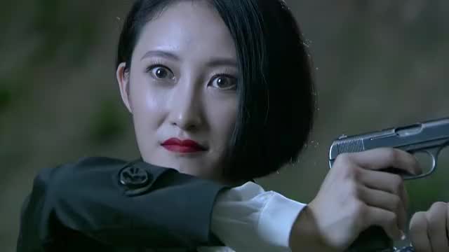 狐影:女间谍拿特工爱人威胁,结果爱人把间谍推下万米悬崖