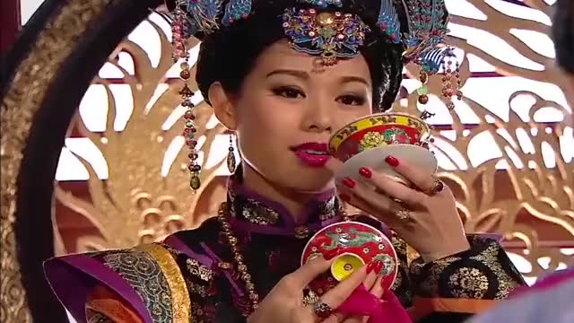 小燕子蹴鞠队花样百出,胖宫女一个泰山压顶,直接把小太监整懵了