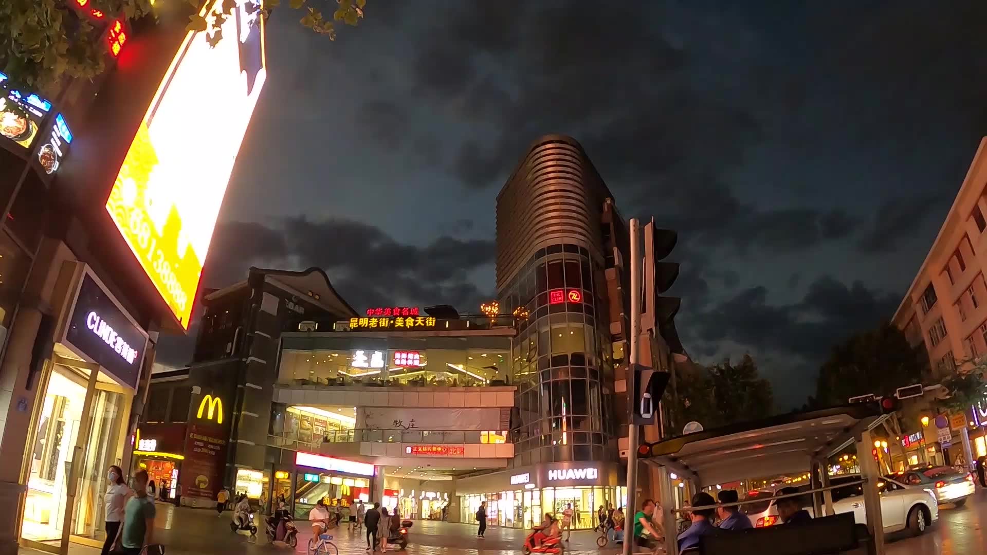 这是昆明最古老的商场之一,夜景特别美,正义坊你喜欢吗?