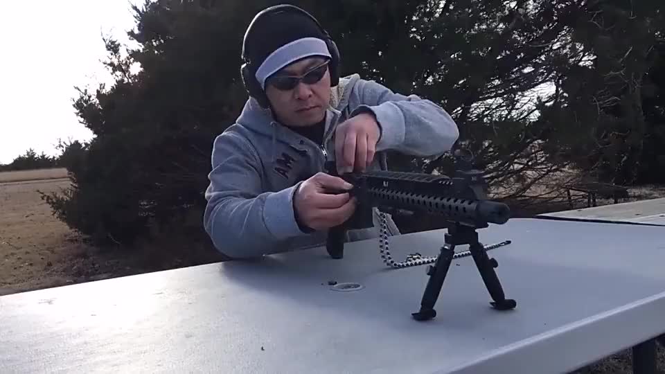 前南斯拉夫m53机枪外观类似mg42采用弹链供弹射速也很快