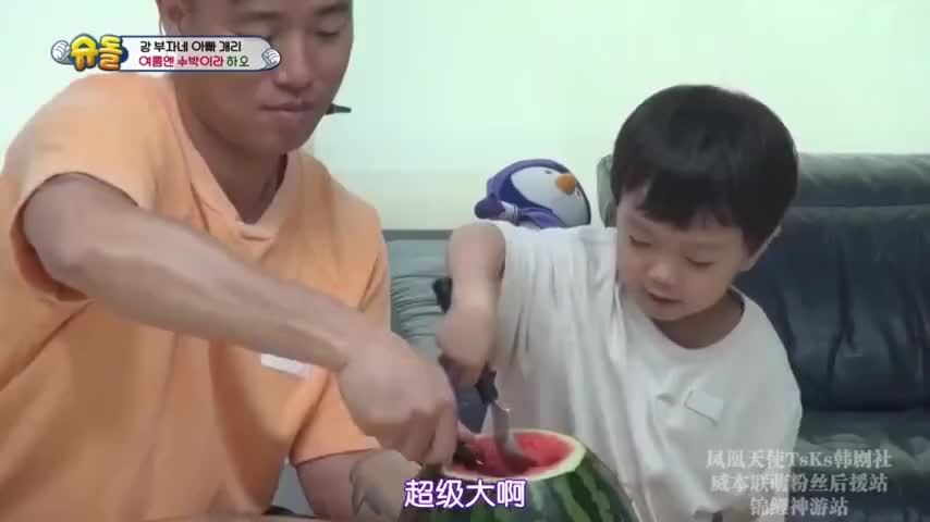 《超人回来了》爸爸手变小后做什么都不方便