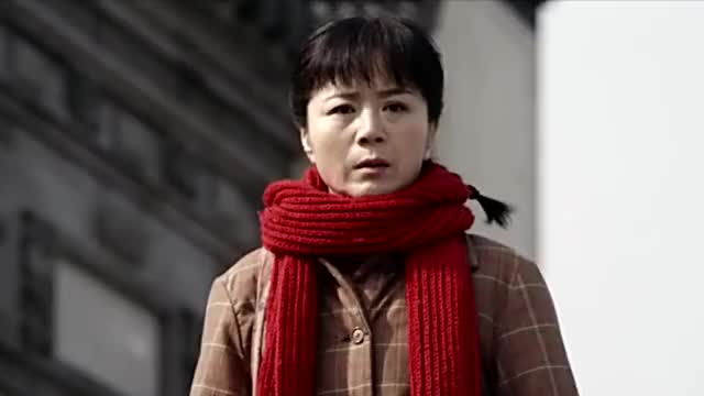 阿霞:三小好心给阿霞看脚伤,阿霞伸回脚不让三小碰