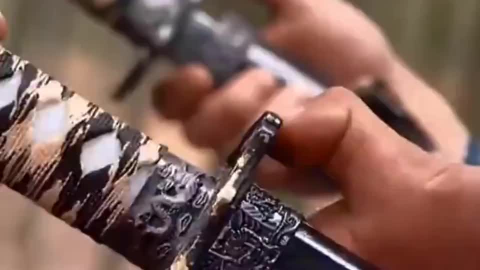 跟柳生的武功不相伯仲,两人要比武,陈真拿起霍家刀