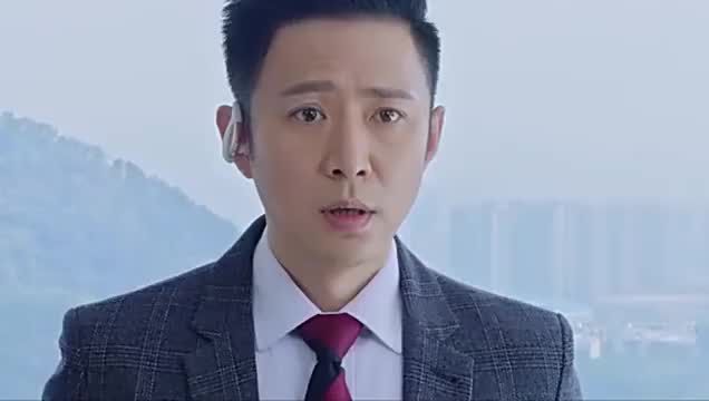 王三春借机上茅房,拉住了送饭的小伙,询问纸条是什么意思