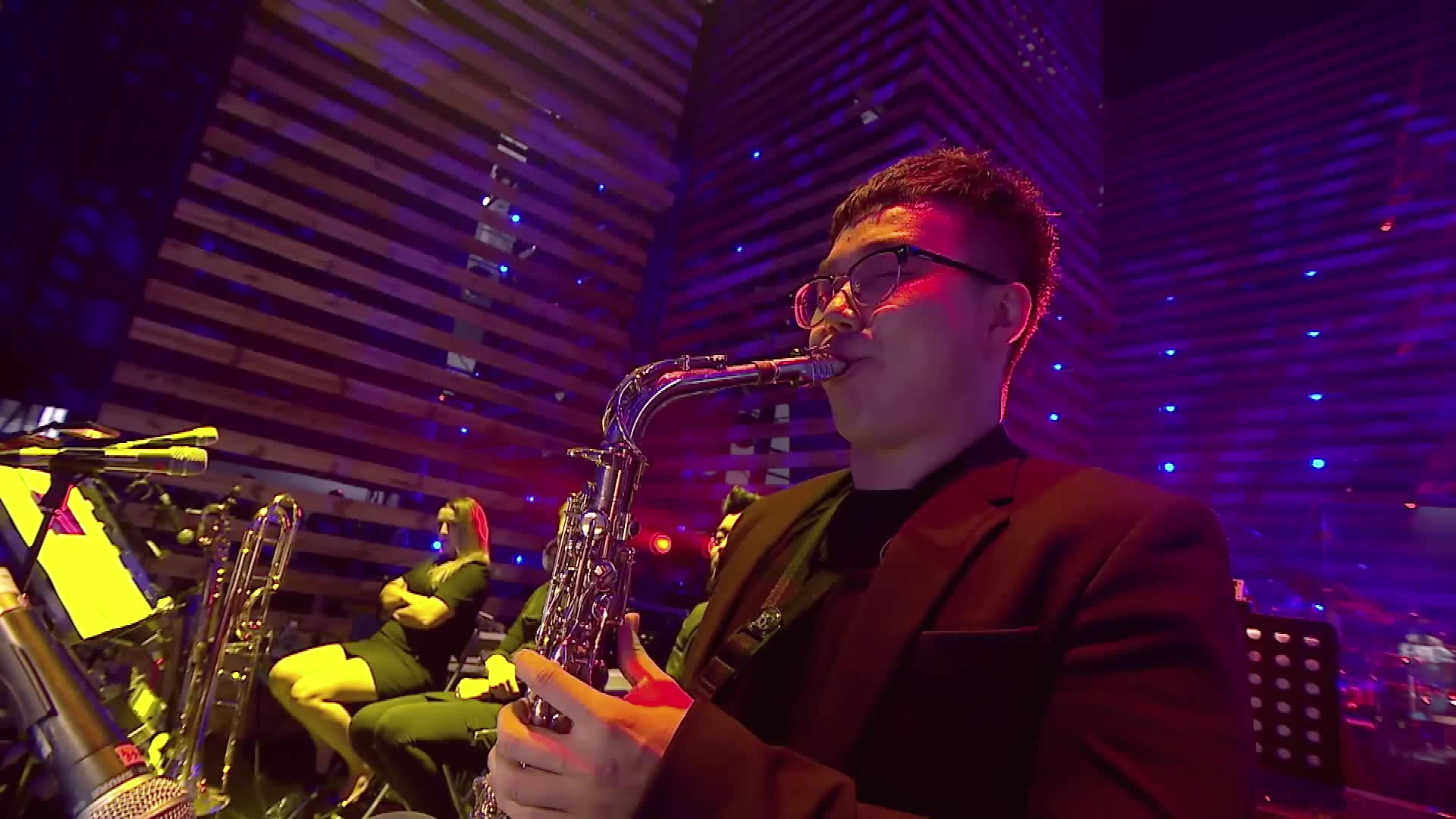 邓丽君的一首《星夜泪痕》,激情洋溢,让人陶醉